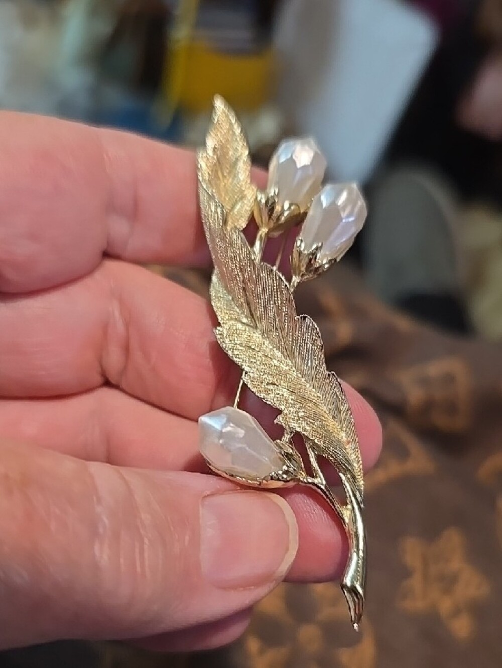 Sarah Coventry Gold Leaf Crystal Floral Brooch - Gold and Pearl 3" White - Picture 2 of 4